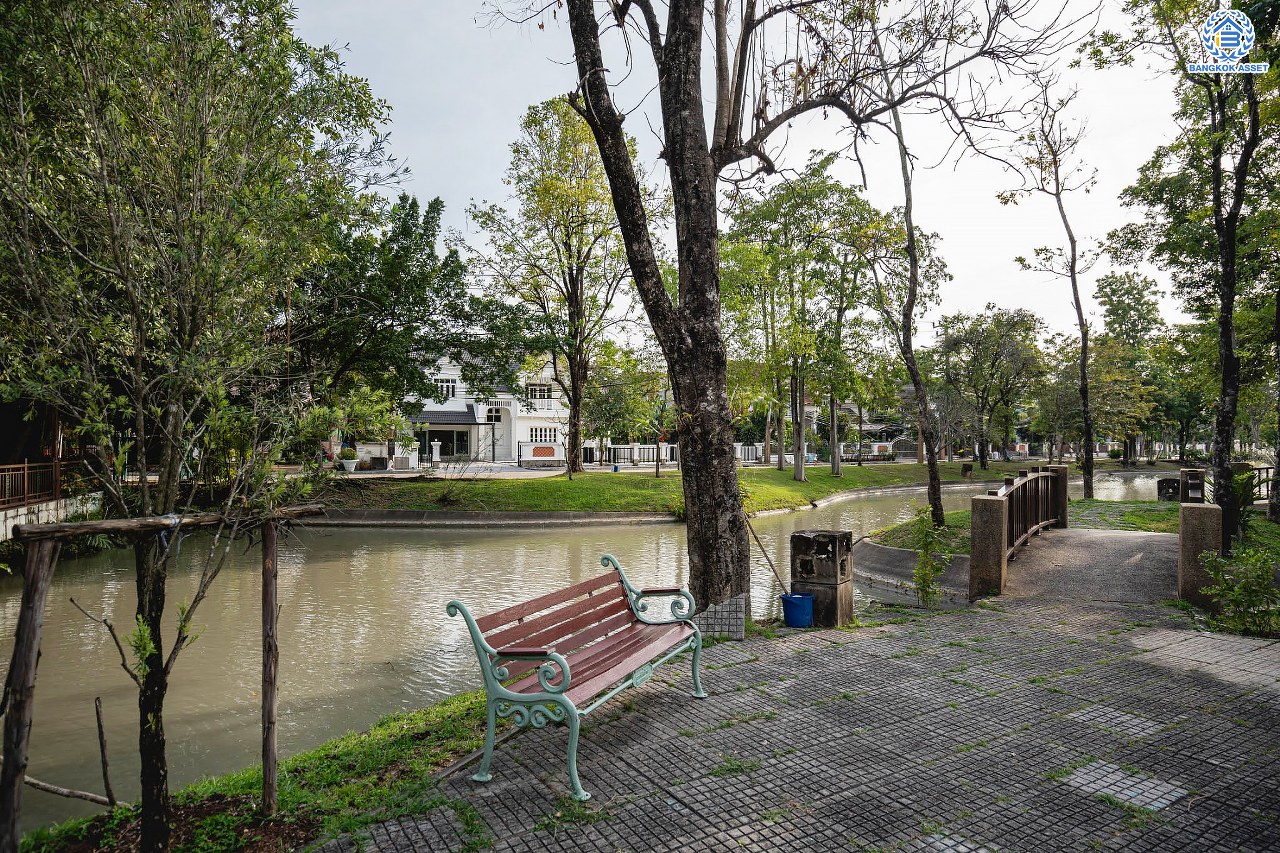 บ้านมือสองตกแต่งใหม่ โครงการ ลัดดารมย์ เพชรเกษม69 ตกแต่งหรูหราดีไซน์สุด Classic วิวสวนสาธารณะ ใกล้ส่วนกลาง บนเนื้อที่ 173.5 ตร.ว. ฟังก์ชันจัดเต็ม 4 ห้องนอน 4 ห้องน้ำ 1 ห้องอเนกประสงค์ 1 ห้องแม่บ้าน จอดรถได้ถึง 2 คัน บนทำเลศักยภาพ เชื่อมต่อหลายเส้นทาง ใกล้เดอะมอลล์บางแค จุดขึ้นทางด่วน "กาญจนาภิเษก" และรถไฟฟ้าสายสีน้ำเงิน "สถานีหลักสอง"